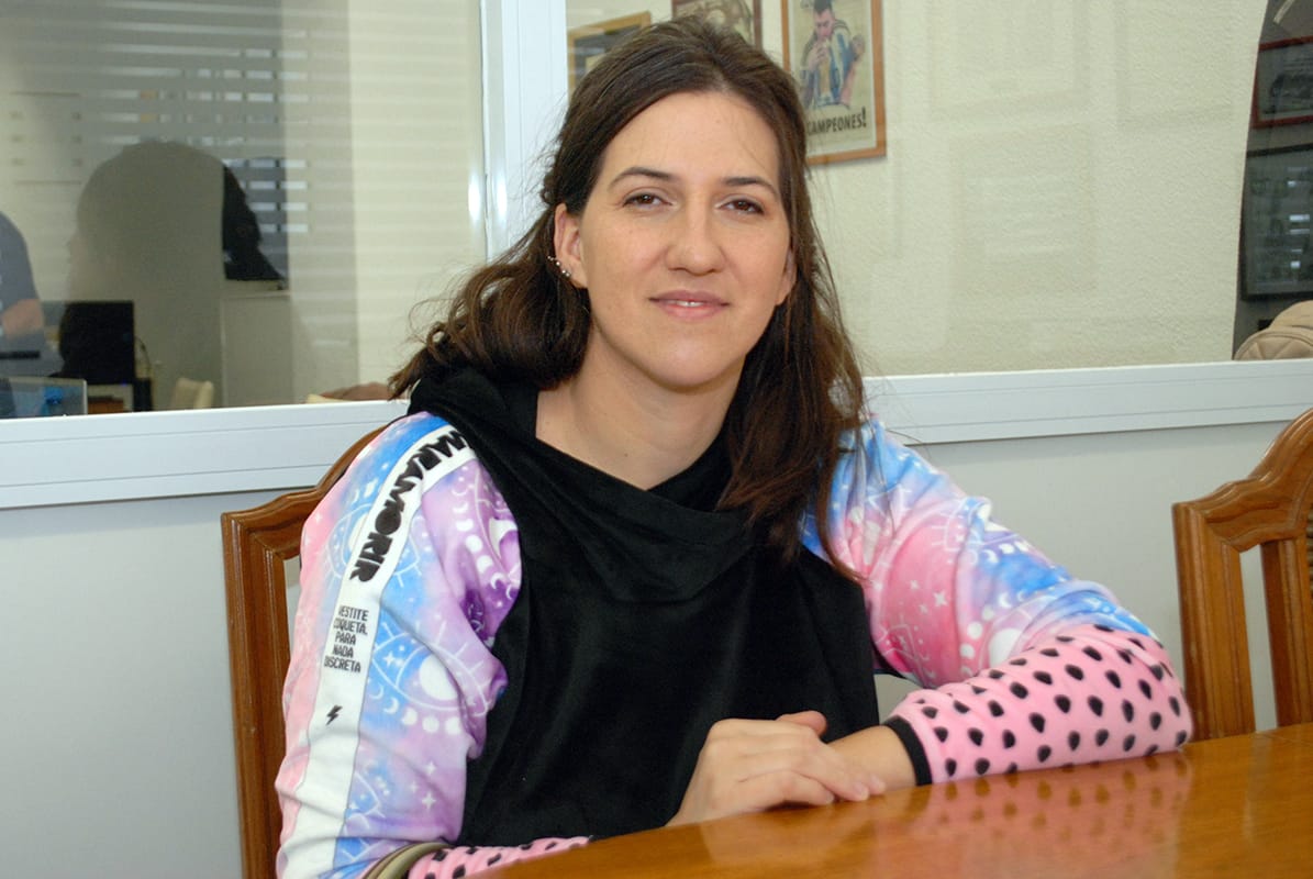 Feliz. Lorena Pérez disfruta su tarea como docente en la Escuela “Orillas del Quequén”