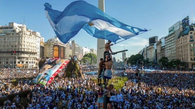 Los festejos multitudinarios en el Obelisco de Argentina campeón del mundo.