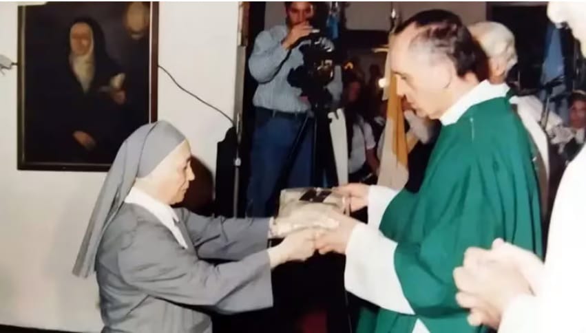 Jorge Bergoglio celebrando la misa en la santa casa de ejercicios espirituales en los años ochenta