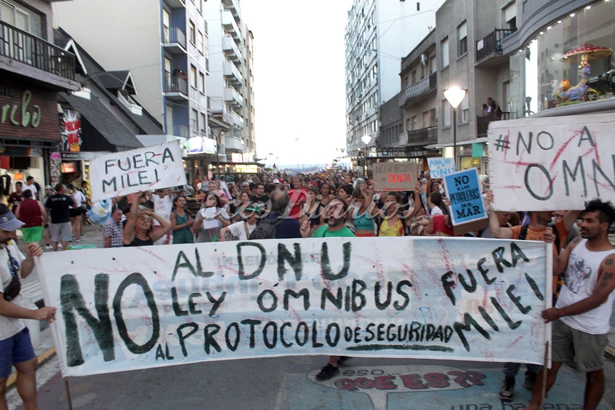 Manifestantes. Marcharon por la peatonal contra las políticas de Milei