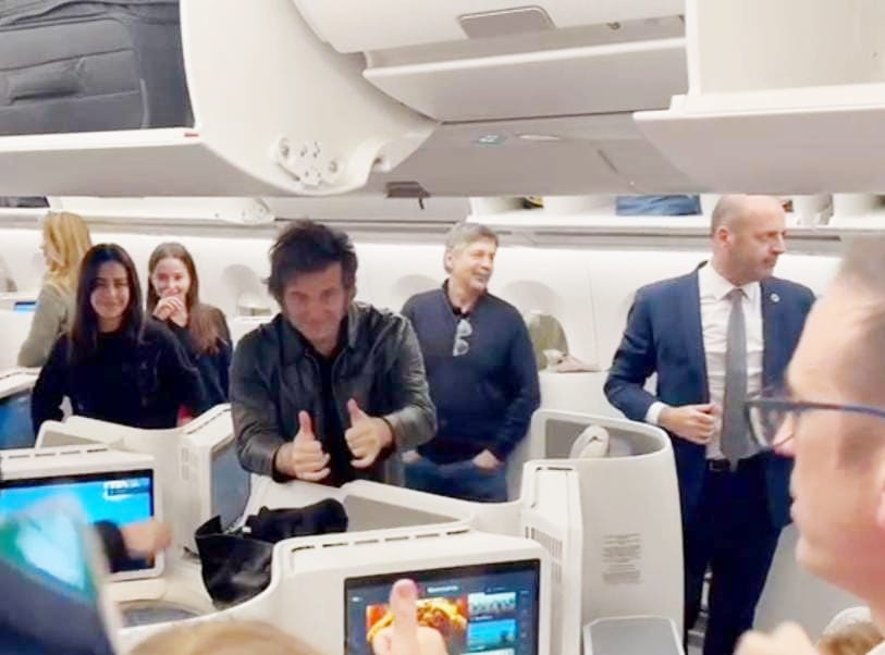 El presidente Javier Milei fue aclamado por los pasajeros en el vuelo de regreso desde Roma.