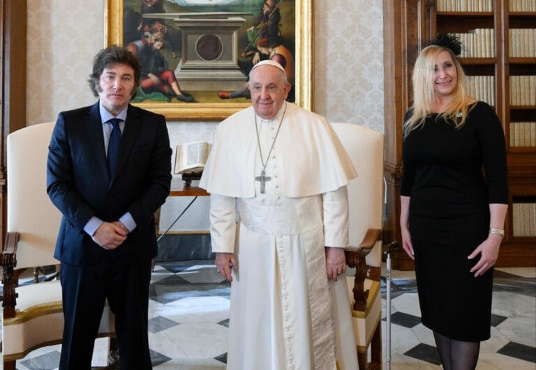 Javier y Karina Milei junto al Papa Francisco