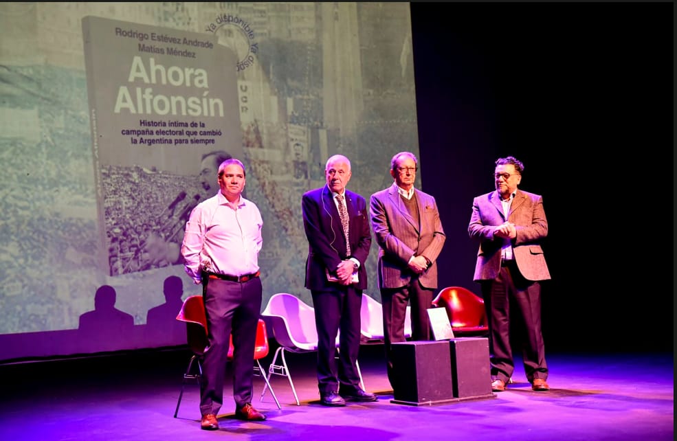 Presentación. Del libro “Ahora Alfonsín” se realizó en octubre. Matías Méndez (izq.) y Rodrigo Estévez Andrade (der.).