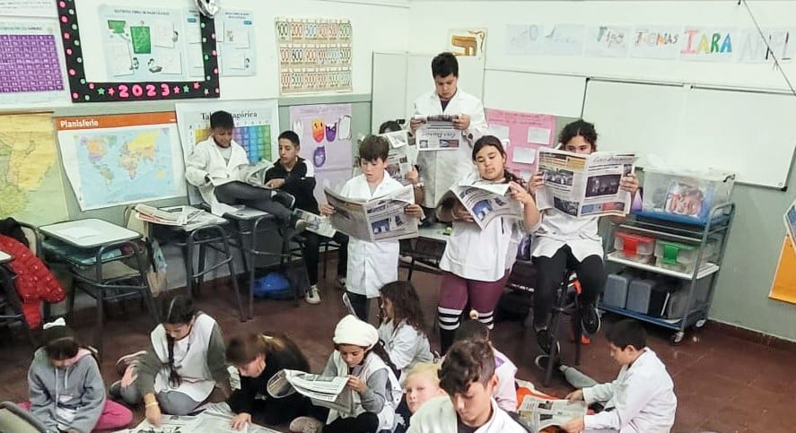Ecos Diarios. Estudiantes de la escuela de Ramón Santamarina trabajando con el diario