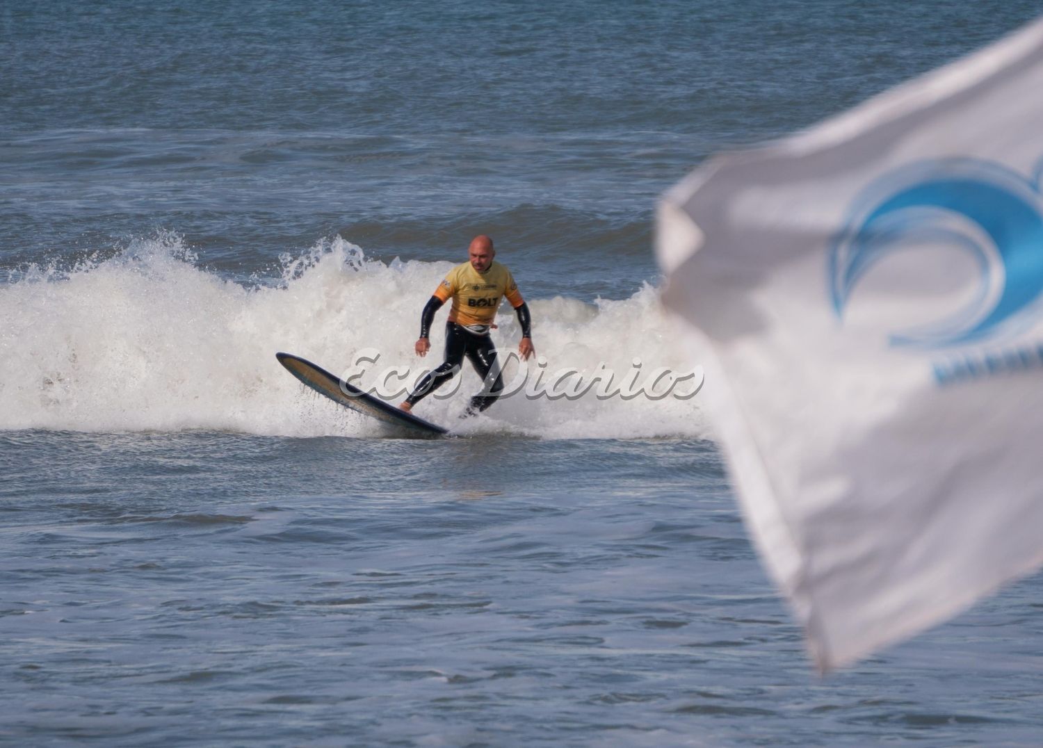 Práctica de surf en el “Lightning Bolt Arenas Verdes”