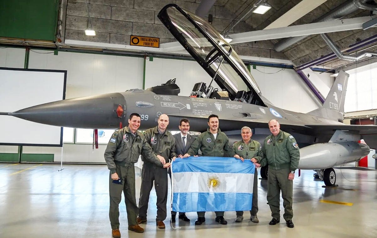 Uno de los aviones F-16 que el gobierno argentino le compró a Dinamarca