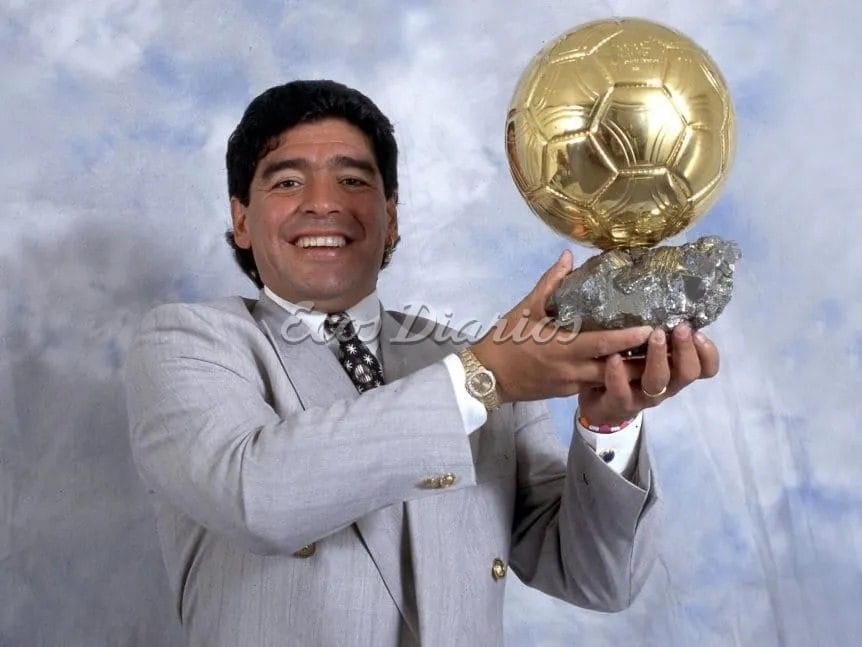 Diego Armando Maradona, alzando su Balón de Oro