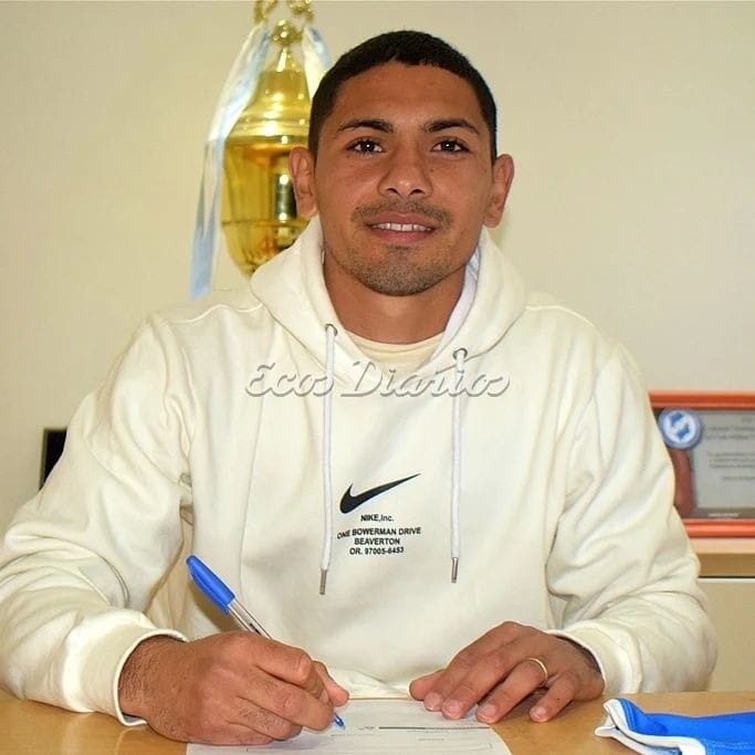 Juan Ignacio Quintana, firmando su contrato para sumarse a Villa San Carlos