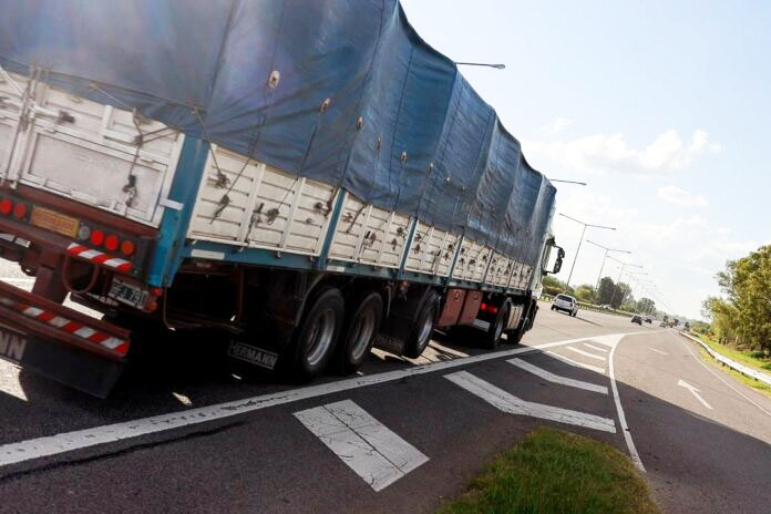 Comienza la restricción de camiones en autopistas y rutas por las ...