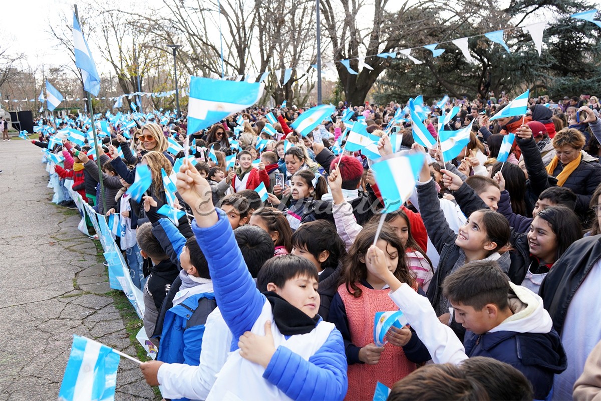 Con emoción, cientos de alumnos hicieron la promesa a la bandera en la ...
