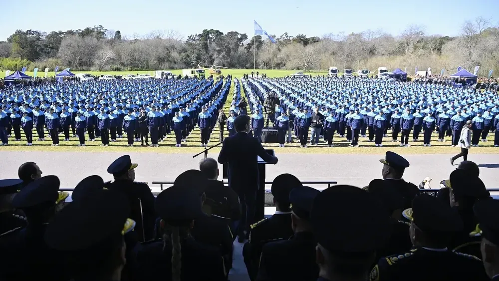 Axel Kicillof habla ante cadetes de la Policía.
